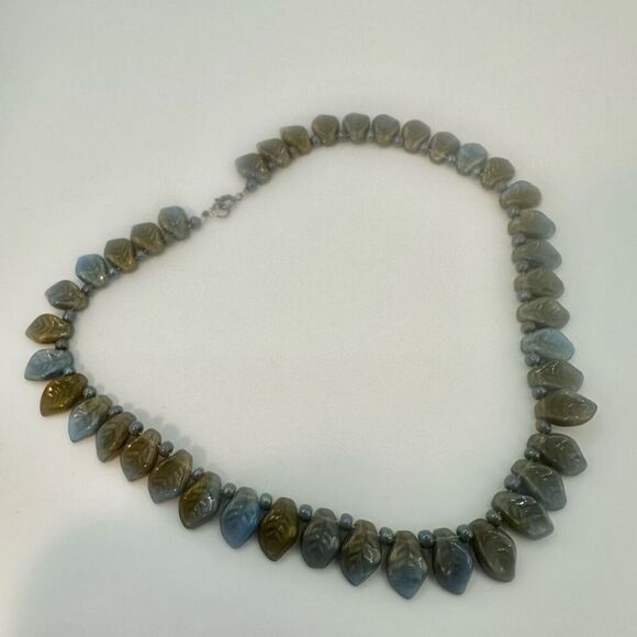 Blue beaded leaf choker necklace - Picture 3 of 11